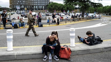 Francia, allarme bomba: evacuati sei aeroporti. Uno anche in Belgio. Sgomberata la Reggia di Versailles