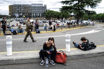 Francia, allarme bomba: evacuati sei aeroporti. Uno anche in Belgio. Sgomberata la Reggia di Versailles