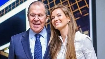 La figlia di Lavrov costretta a fuggire dalla Georgia: scortata dagli agenti al confine