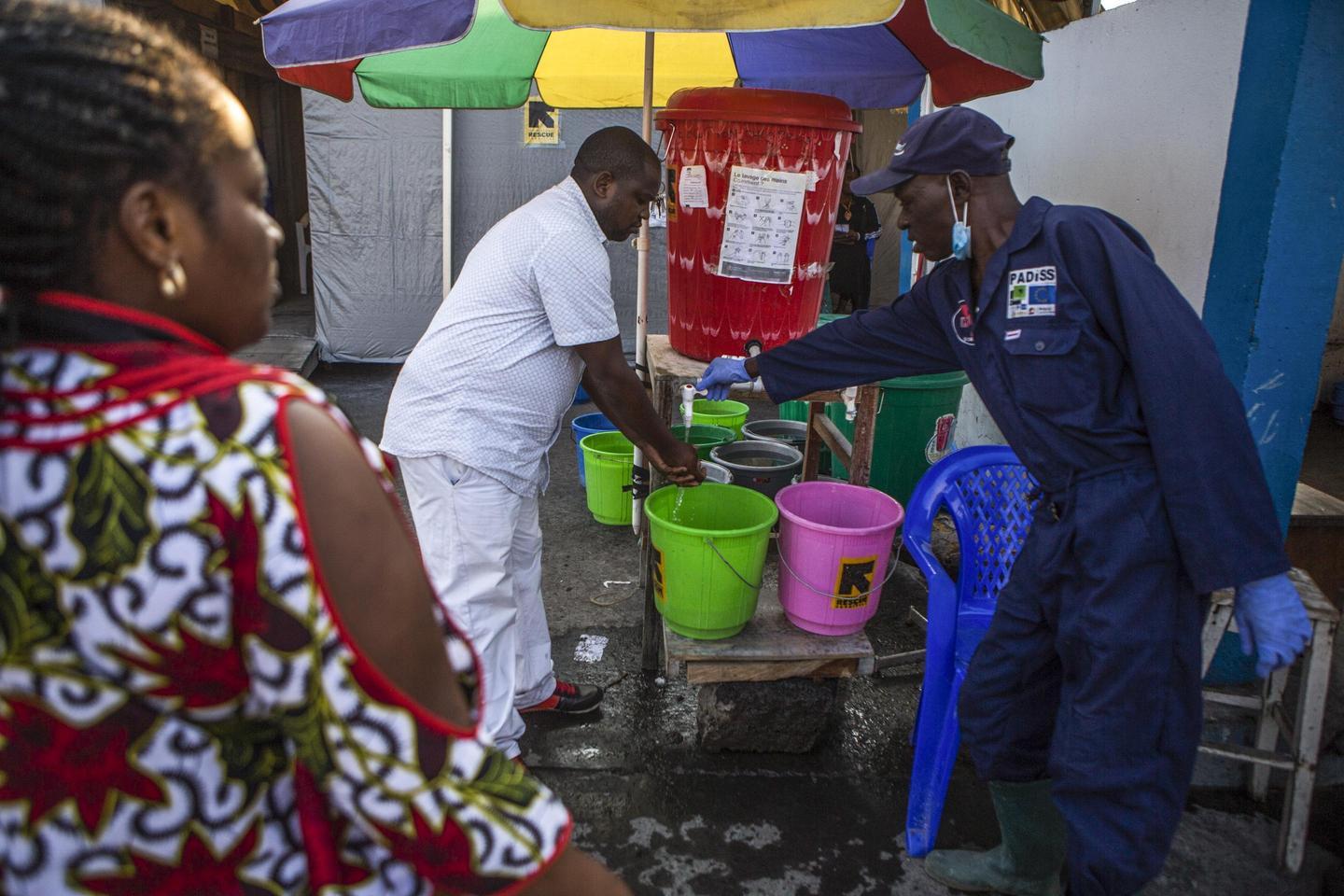 Ebola, Nuova Epidemia In Congo. Rwanda Riapre I Confini