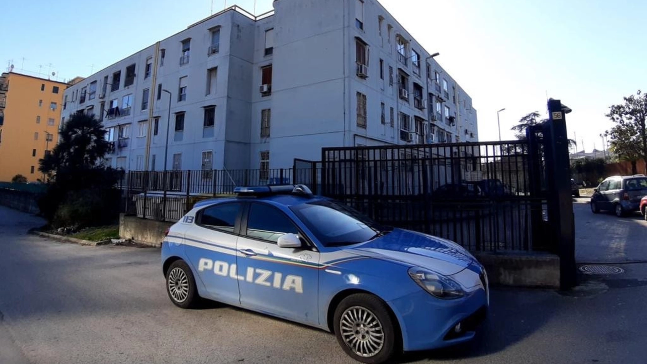 Killer entrano in casa: il 51enne scappa, cade da balcone e muore