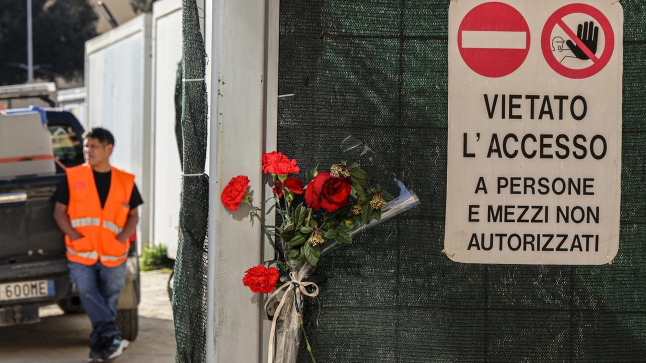 I fiori lasciati all’ingresso del cantiere di Firenze