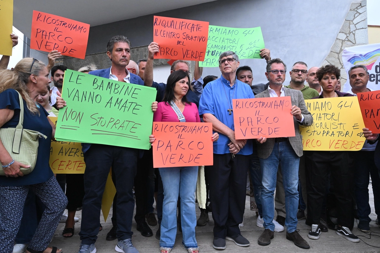 La manifestazione a sostegno delle bambine stuprate a Caivano