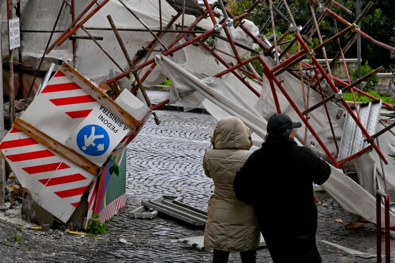 Il ponteggio scardinato dal vento in via Aniello Falcone a Napoli