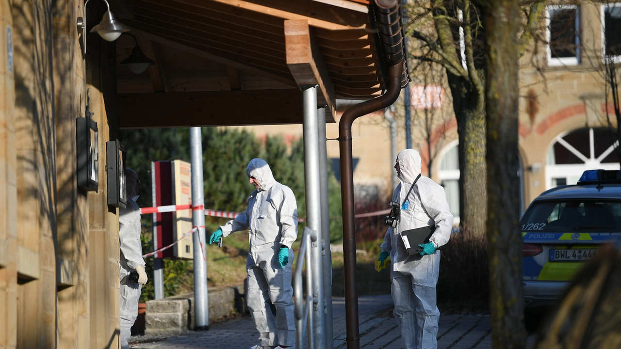 La polizia scientifica sul luogo della sparatoria di Rot am See (Afp)