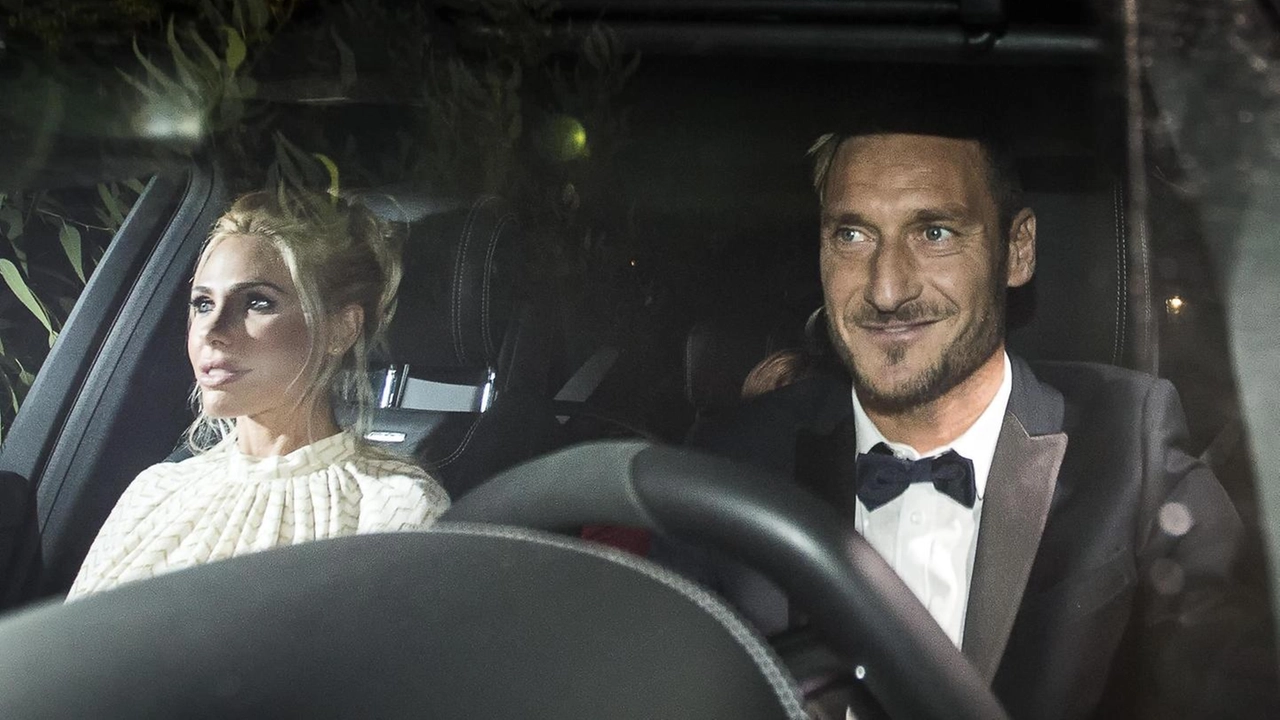 Francesco Totti e Ilary Blasi al party per i 40 anni di lui (Ansa)