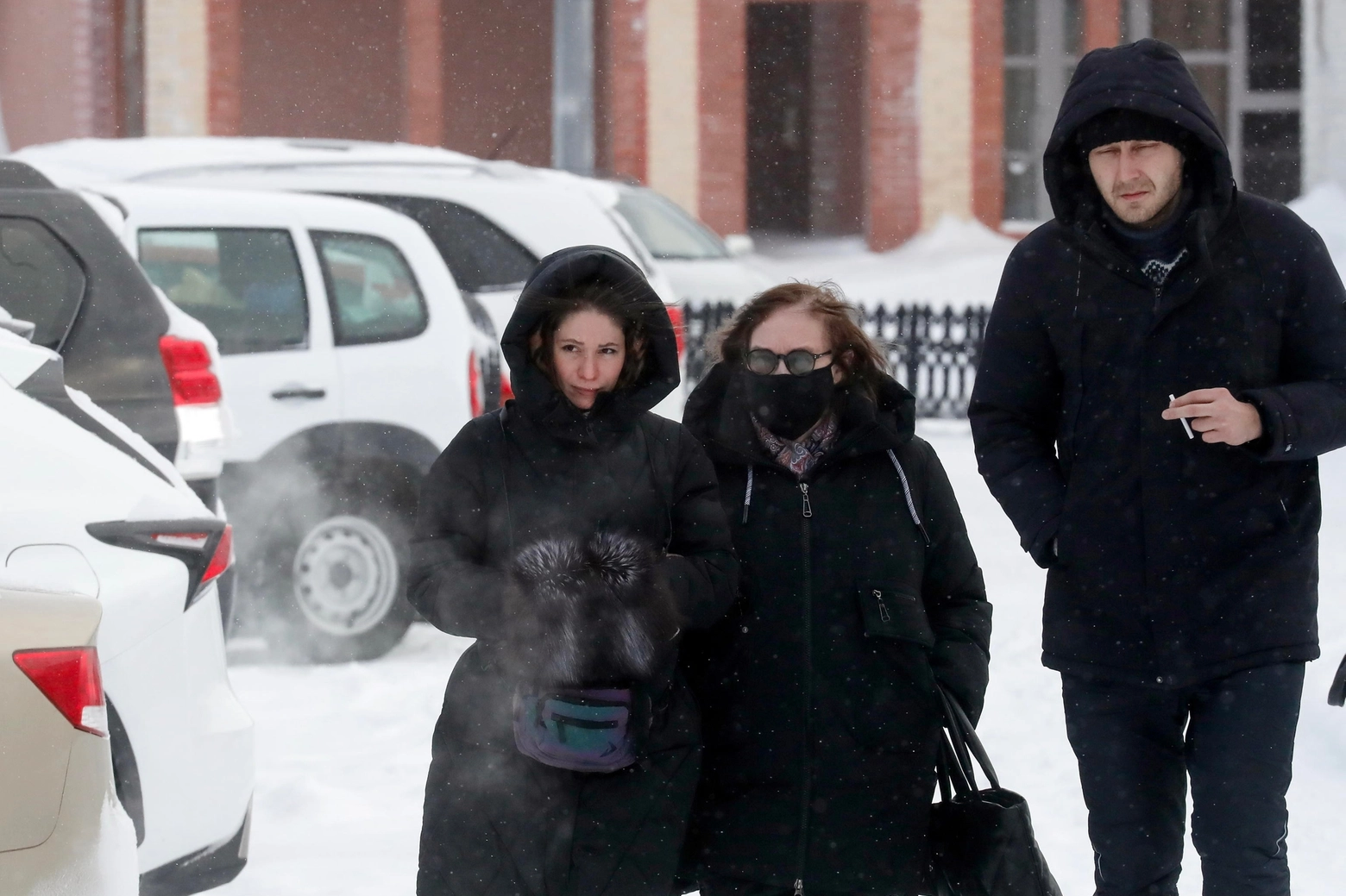 La mamma di Navalny accompagnata dall'avvocato dopo la morte del dissidente (Ansa)