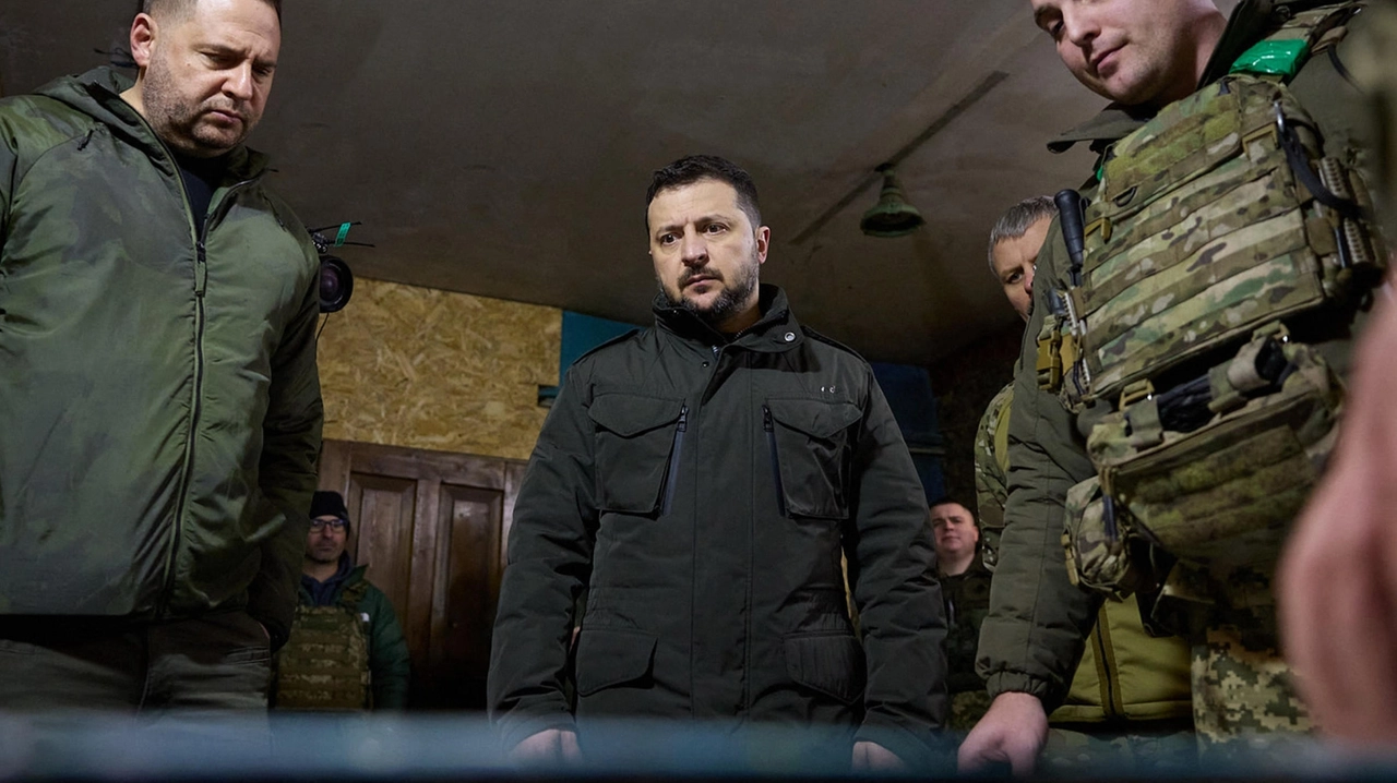 Una foto di Zelensky in visita al fronte (Ansa)