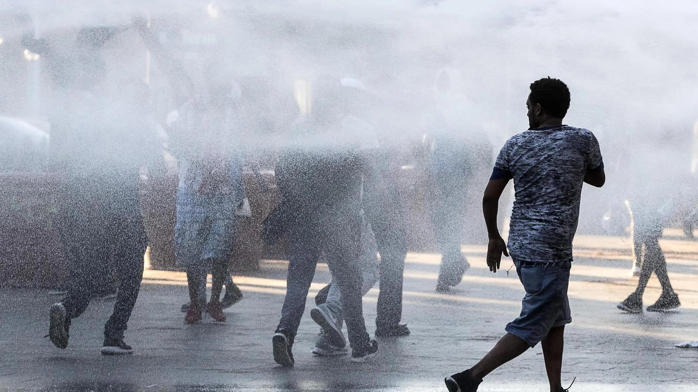 Tensioni in piazza Indipendenza, al centro di Roma (Ansa)