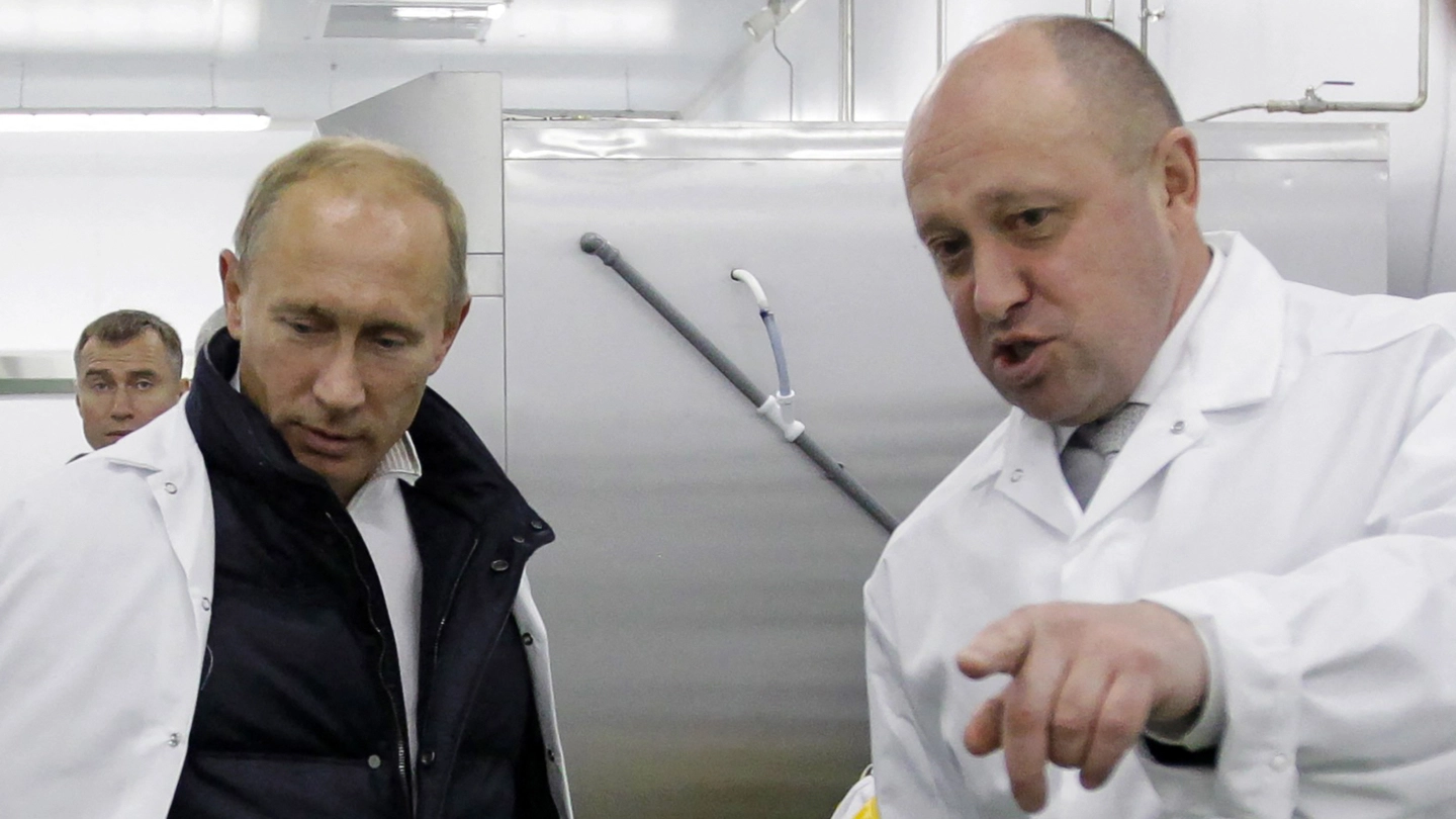 Yevgeny Prigozhin mostra a Vladimir Putin la sua fabbrica di mense scolastiche a S. Pietroburgo: è il 2010