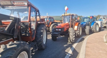 Protesta degli agricoltori, presidio al casello della A1 a Orte: “Restiamo a oltranza finché non ci ascoltano. Pronti ad andare a Roma”