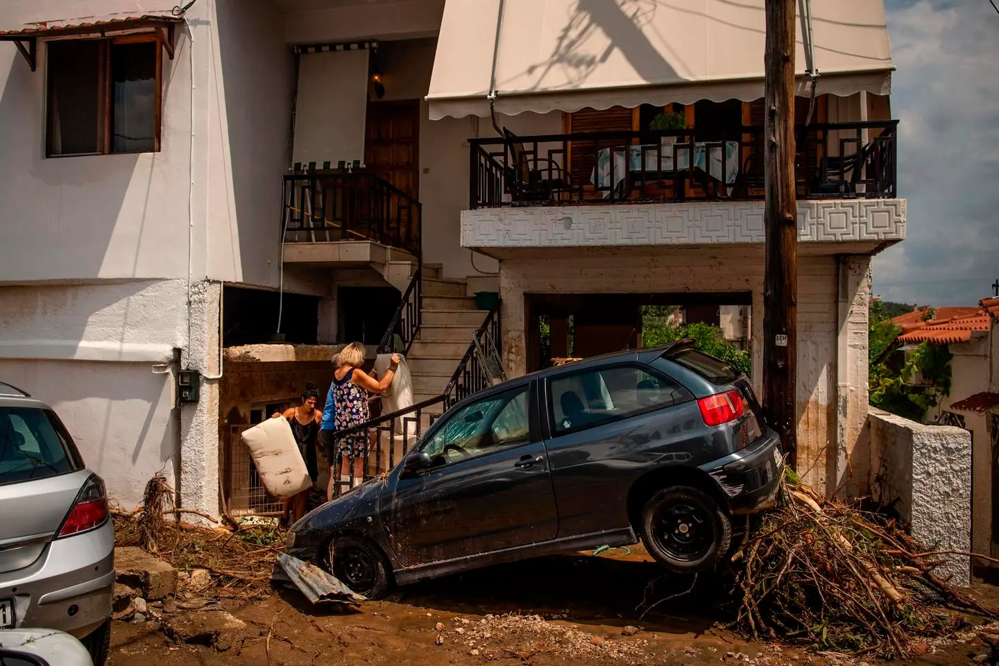 Grecia, alluvione sull'isola di Eubea. Almeno 7 morti, anche bimbo di 8 mesi