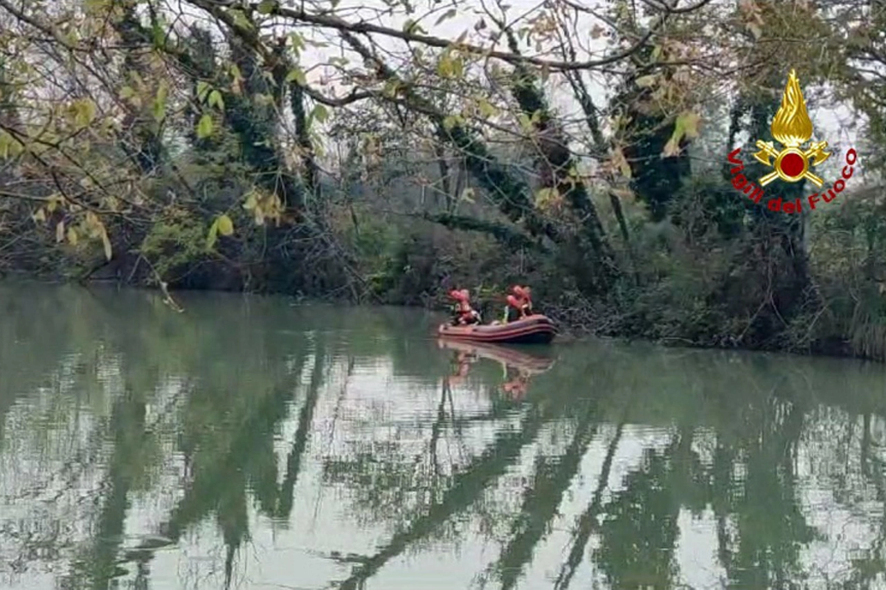 Le ricerche dei vigili del fuoco sul fiume Brenta