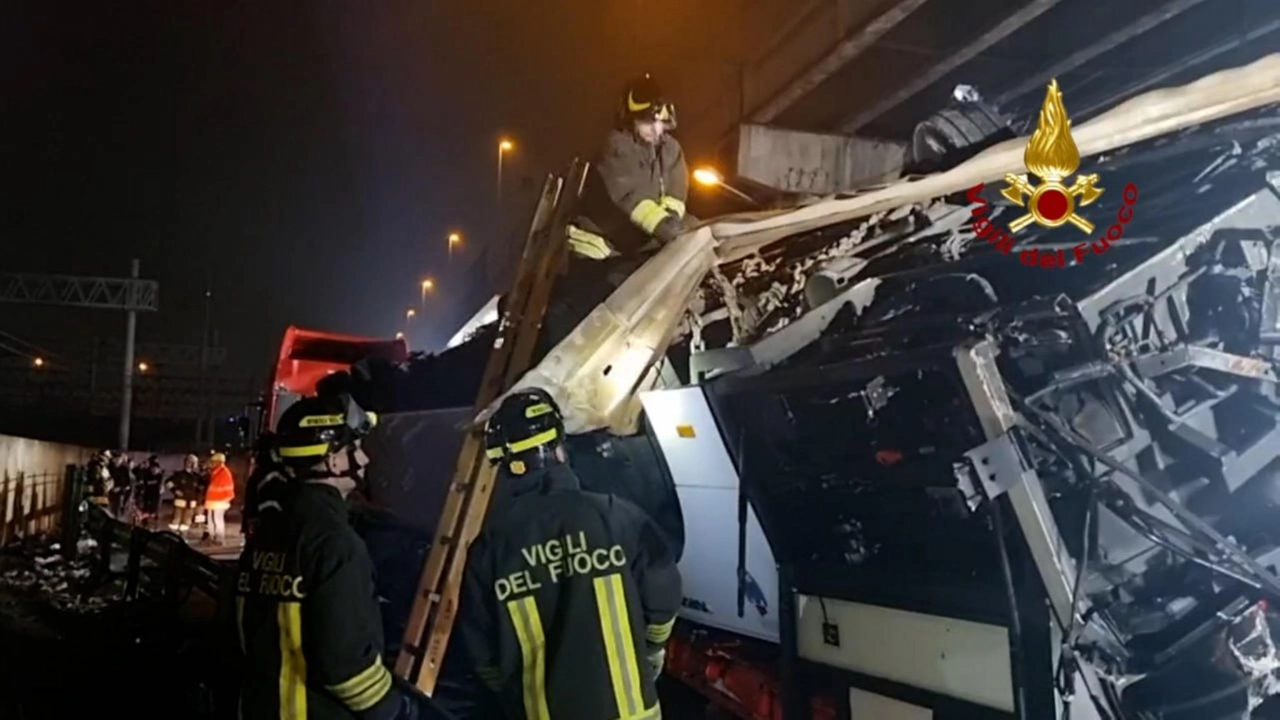 I Vigili del fuoco al lavoro sul pullman precipitato dal cavalcavia a Mestre (Ansa)