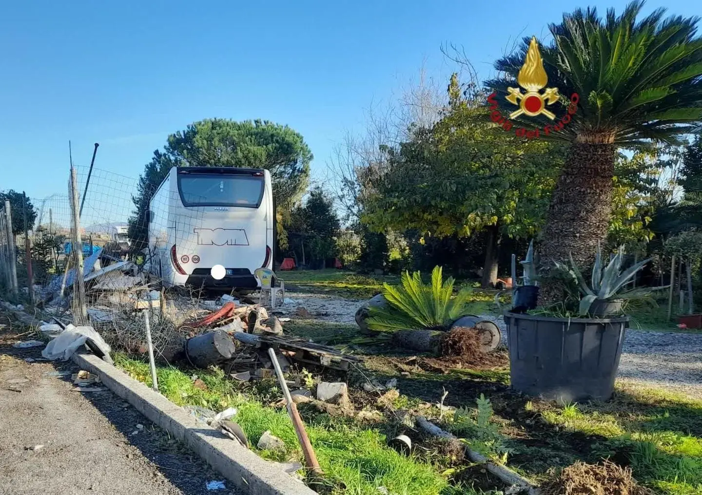 Roma incidente, bus con 41 bambini esce di strada: in ospedale due bimbi e l’autista