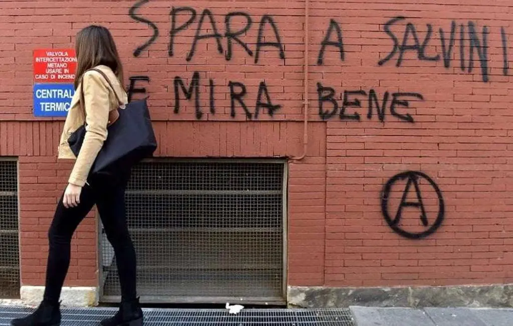 Parma, scritta anarchica di minaccia: "Spara a Salvini e mira bene"