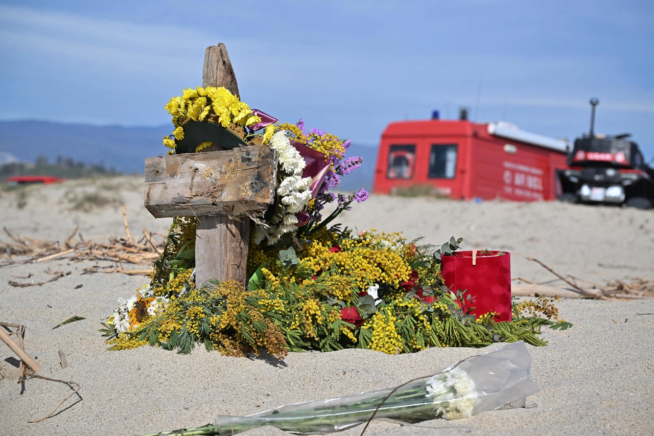 Croci e fiori sulla spiaggia di Steccato di Cutro (Ansa)