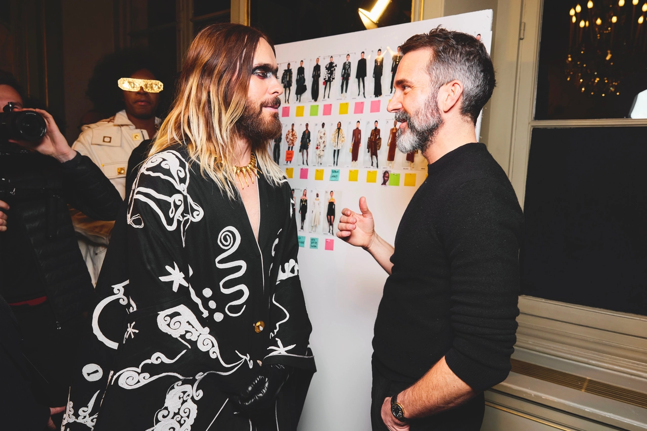 Da sinistra Jared Leto con il direttore creativo di Schiaparelli, Daniel Roseberry