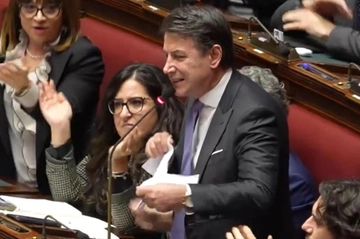 Pietra tombale sul salario minimo. Alla Camera scoppia la bagarre. La maggioranza boccia i nove euro