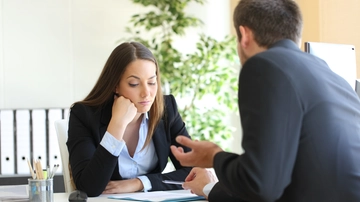 Colloqui di lavoro, ecco le domande trabocchetto alle donne: disposta a viaggiare? Voglia di avere figli?