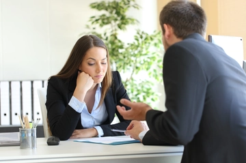 Colloqui di lavoro, ecco le domande trabocchetto alle donne: disposta a viaggiare? Voglia di avere figli?