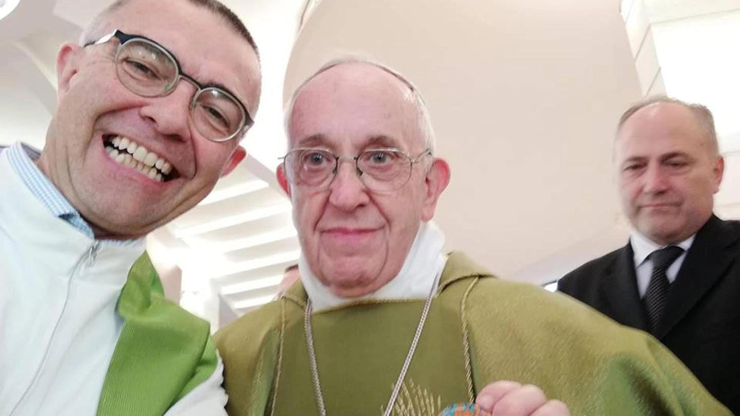 Il Papa con la spilletta 'Apriamo i porti' (Ansa)