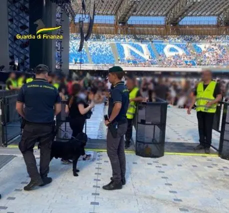 Napoli, droga e contraffazione: denunce e sequestri al concerto di Vasco