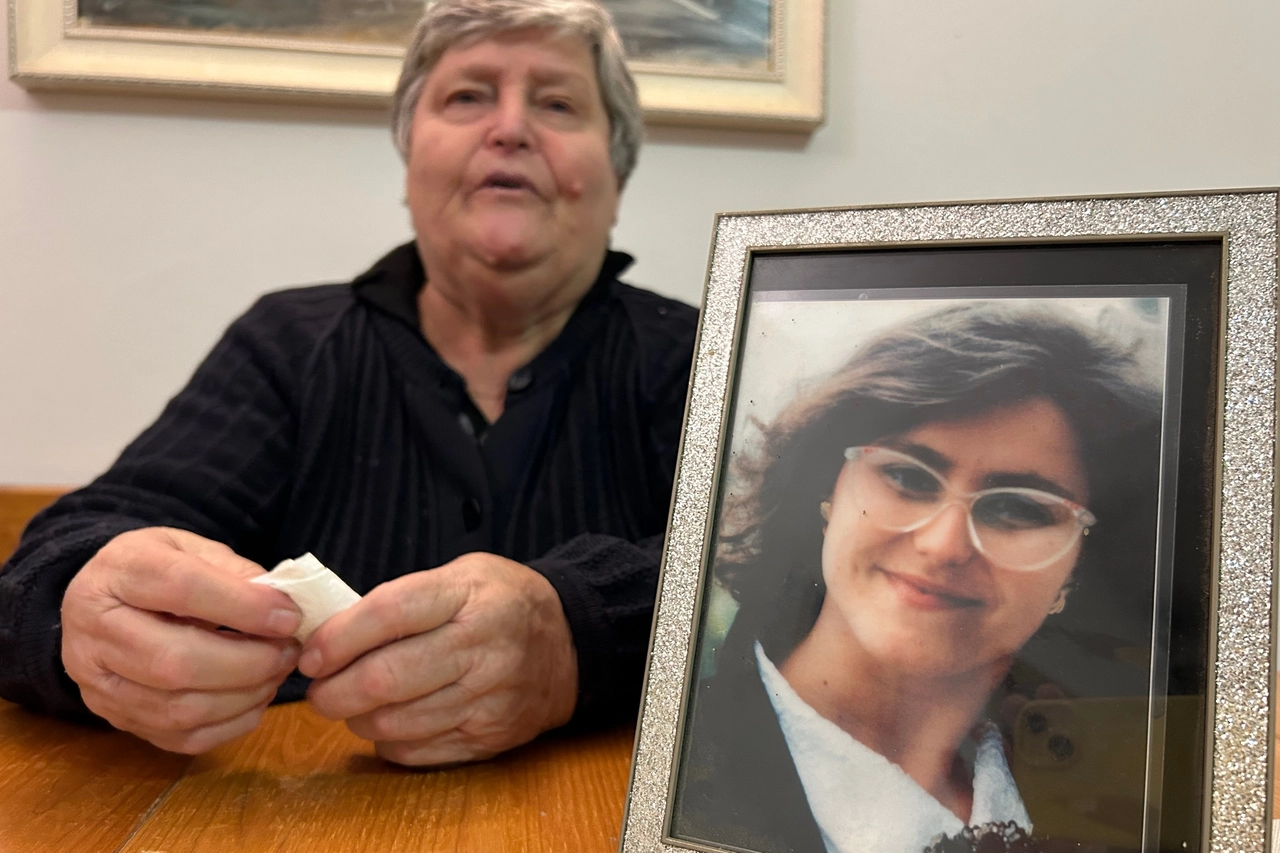 Marisa Degli Angeli con la foto della figlia Cristina Golinucci, scomparsa da Cesena il 1 settembre 1992