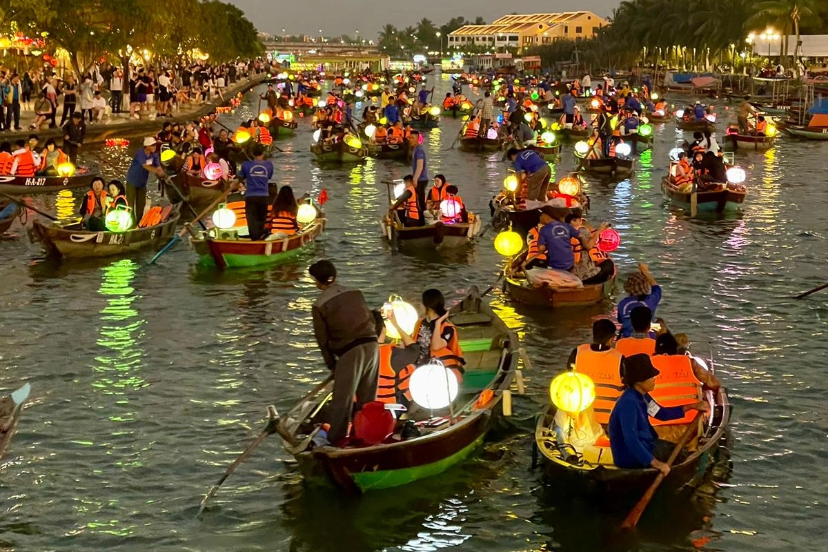In barca lungo il canale nella cittadina di Hoi An
