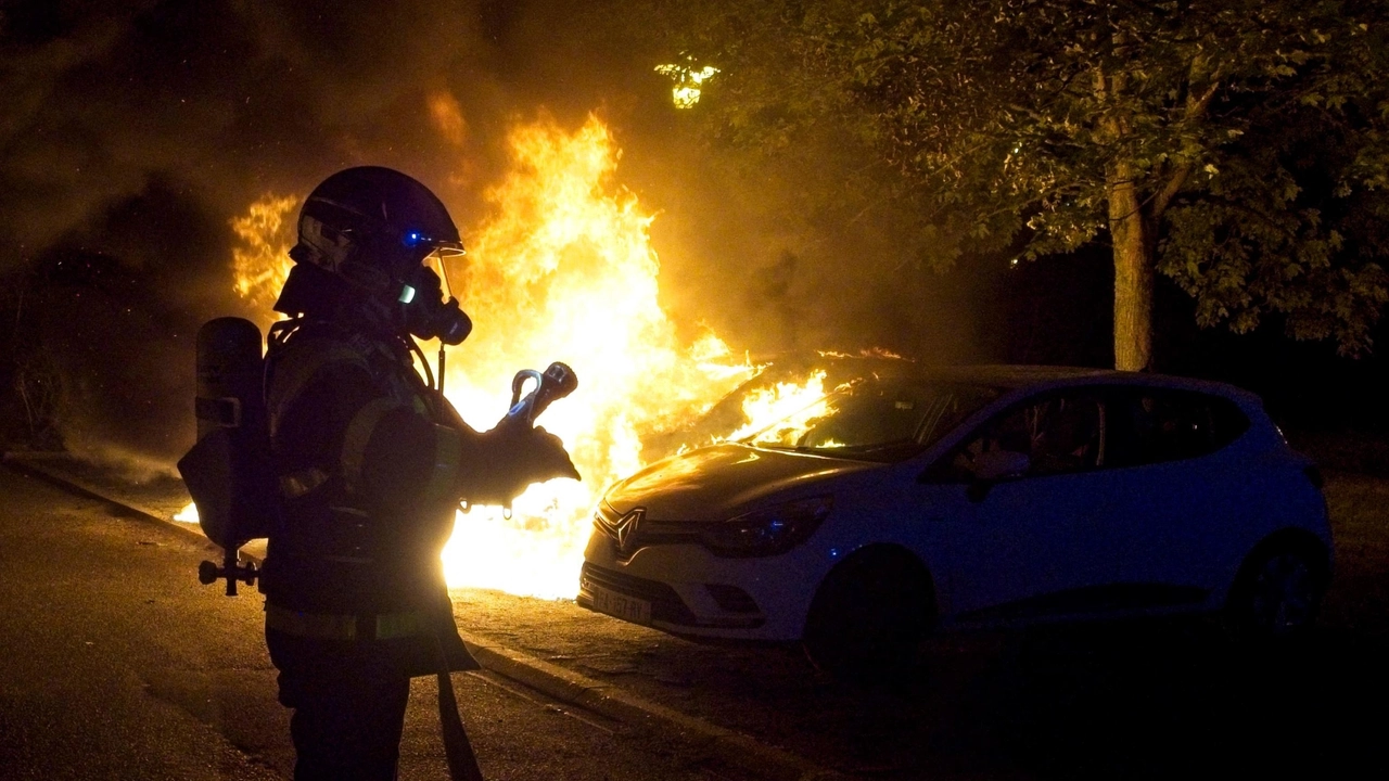 Rivolta in Francia: morto un vigile del fuoco di 24 anni