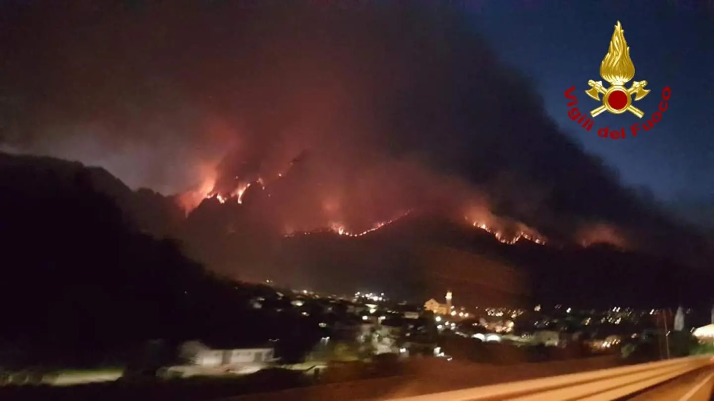 Incendio nell'Agordino, salvati i due escursionisti