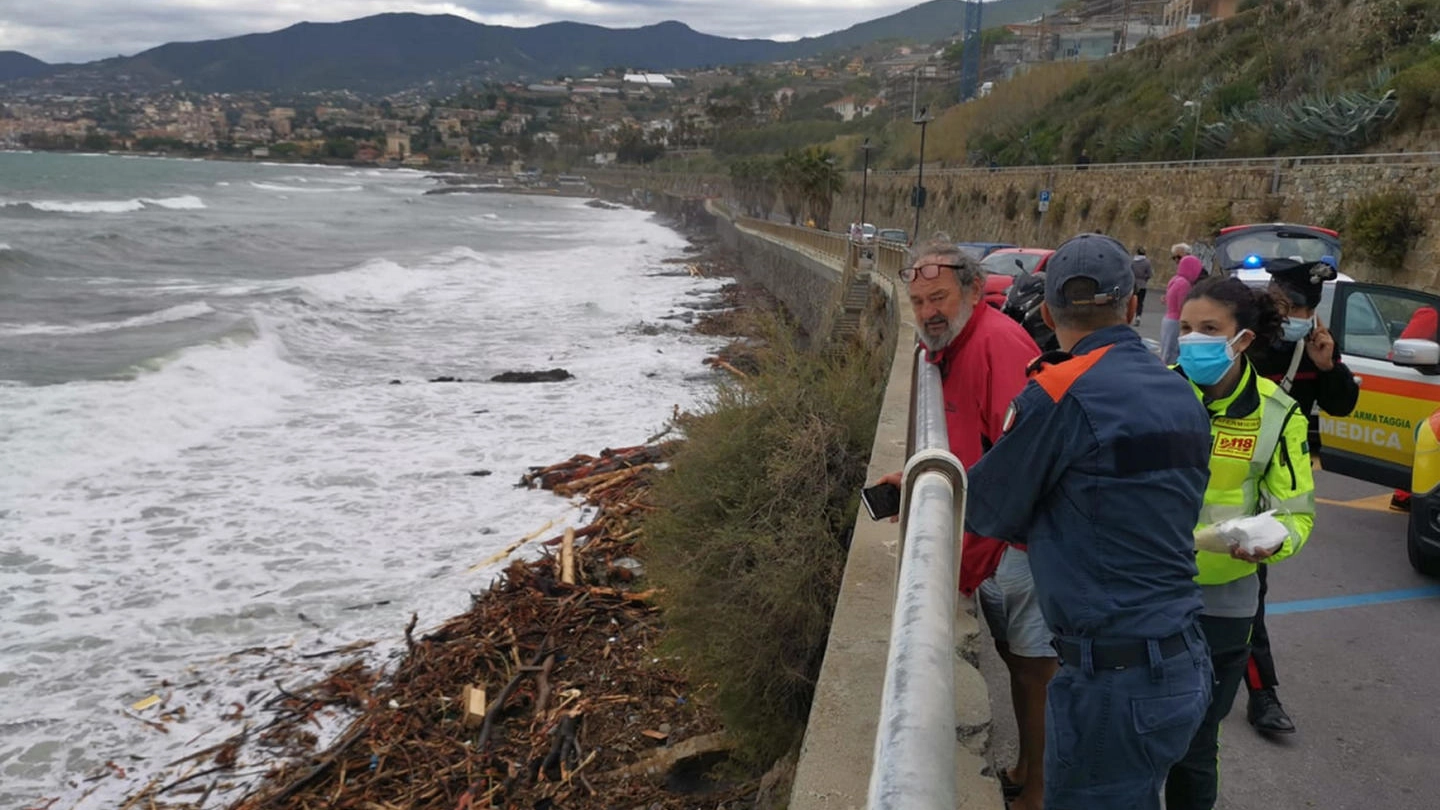 Imperia, avvistato cadavere tra i detriti della mareggiata (Ansa)