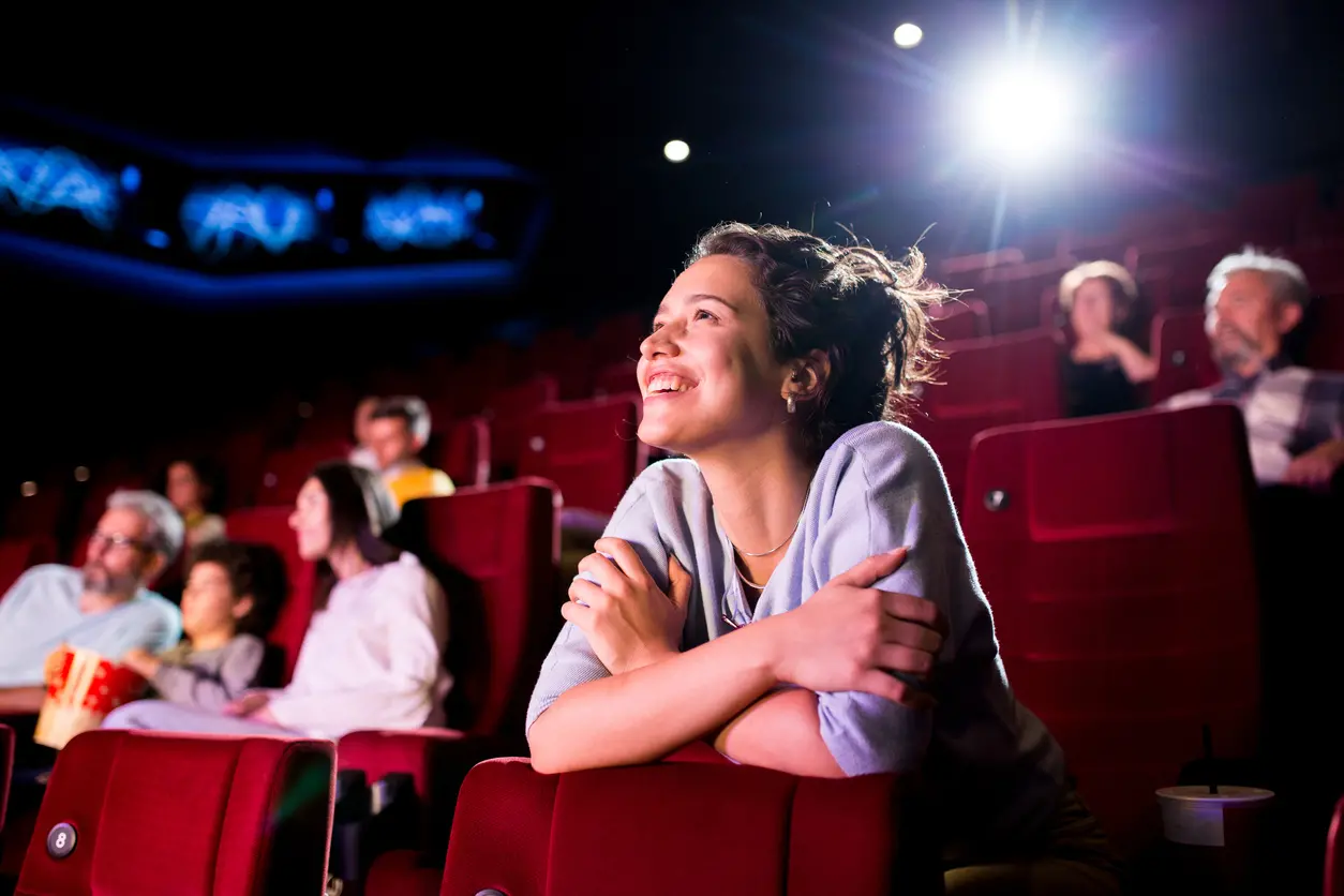 Guardare un film assicura davvero relax perché manda in pausa il cervello