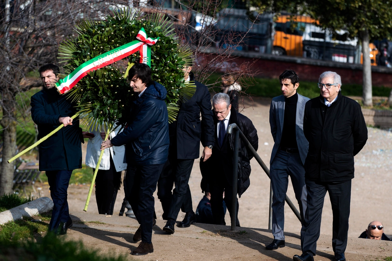 Dopo il rogo Fratelli d'Italia depone una nuova corona in memoria di Paolo Di Nella