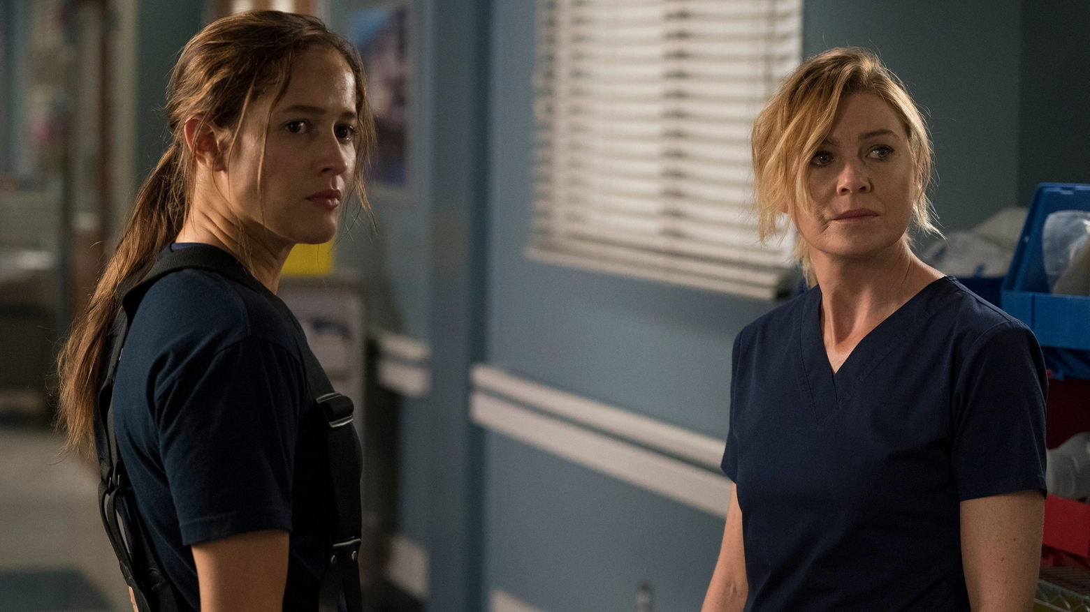 Una scena di "Station 19" con Ellen Pompeo (a destra)