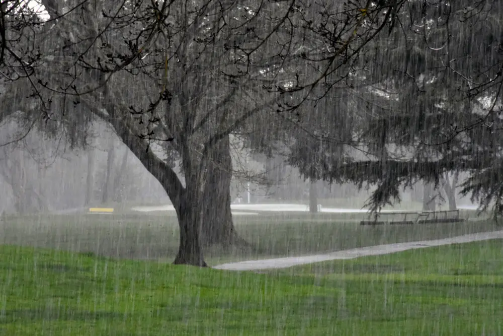 Previsioni meteo, vigilia di Pasqua con pioggia e grandine