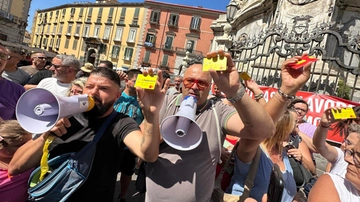 Reddito di cittadinanza, nuovo corteo di protesta a Napoli: “Roma stiamo arrivando”. Video