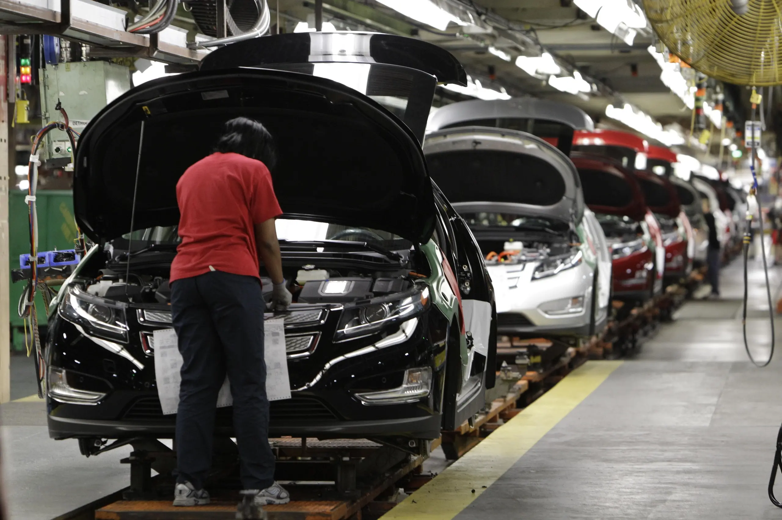 Auto, a novembre in Ue calano (ancora) le vendite. Di Maio: "No tasse, solo ecobonus"