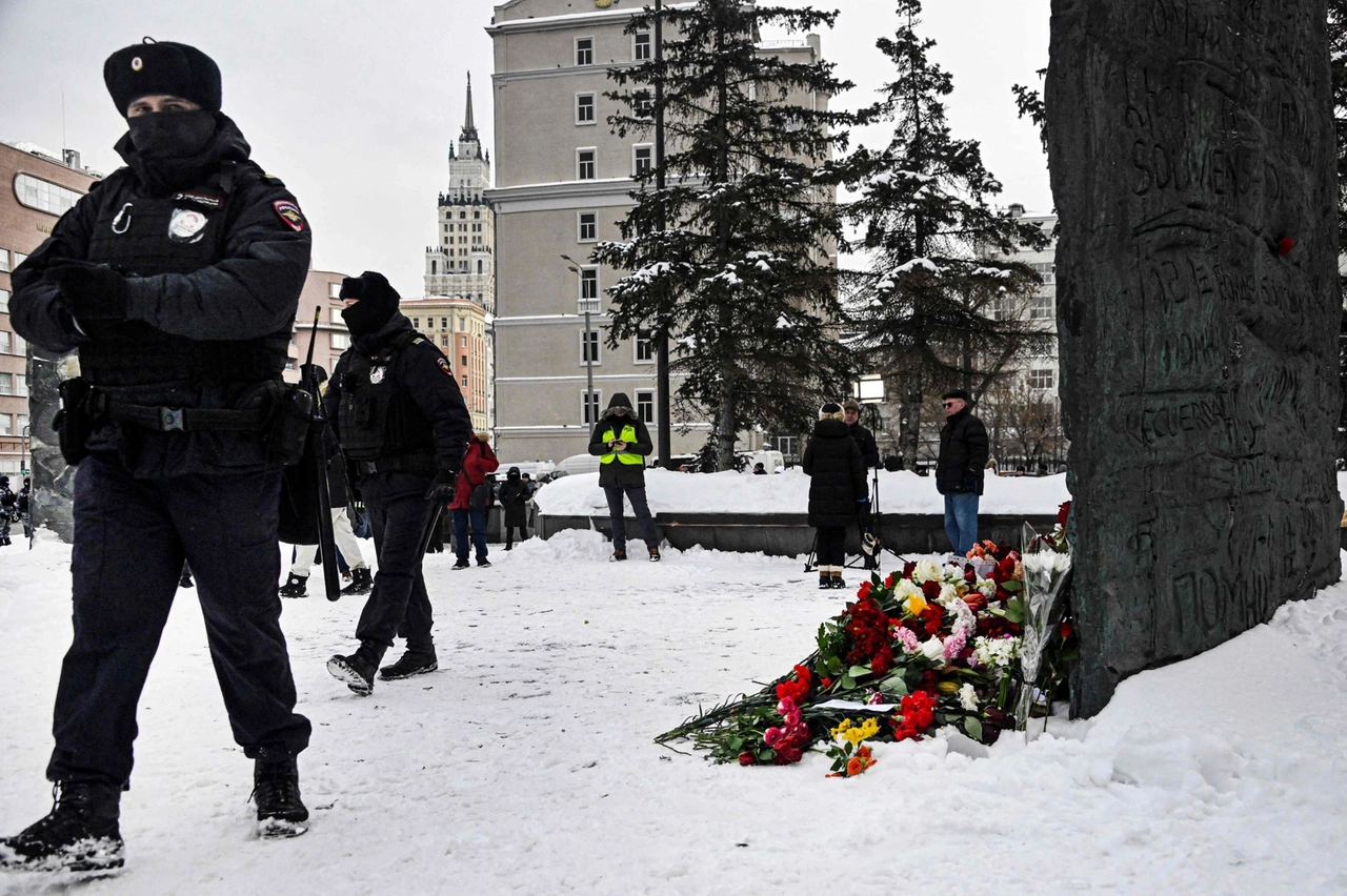 Fiori per Alexei Navalny a Mosca, la polizia vigila