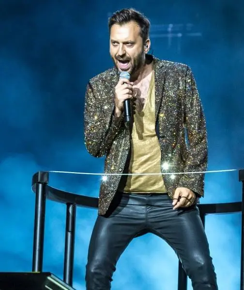 Cremonini in cielo a San Siro: l’arte dello show