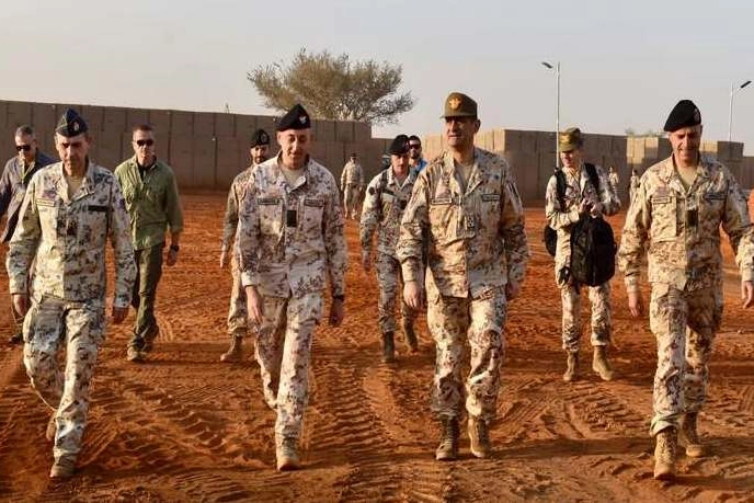 Il generale Francesco Paolo Figliuolo (terzo da sinistra) visita il contingente italiano in Niger