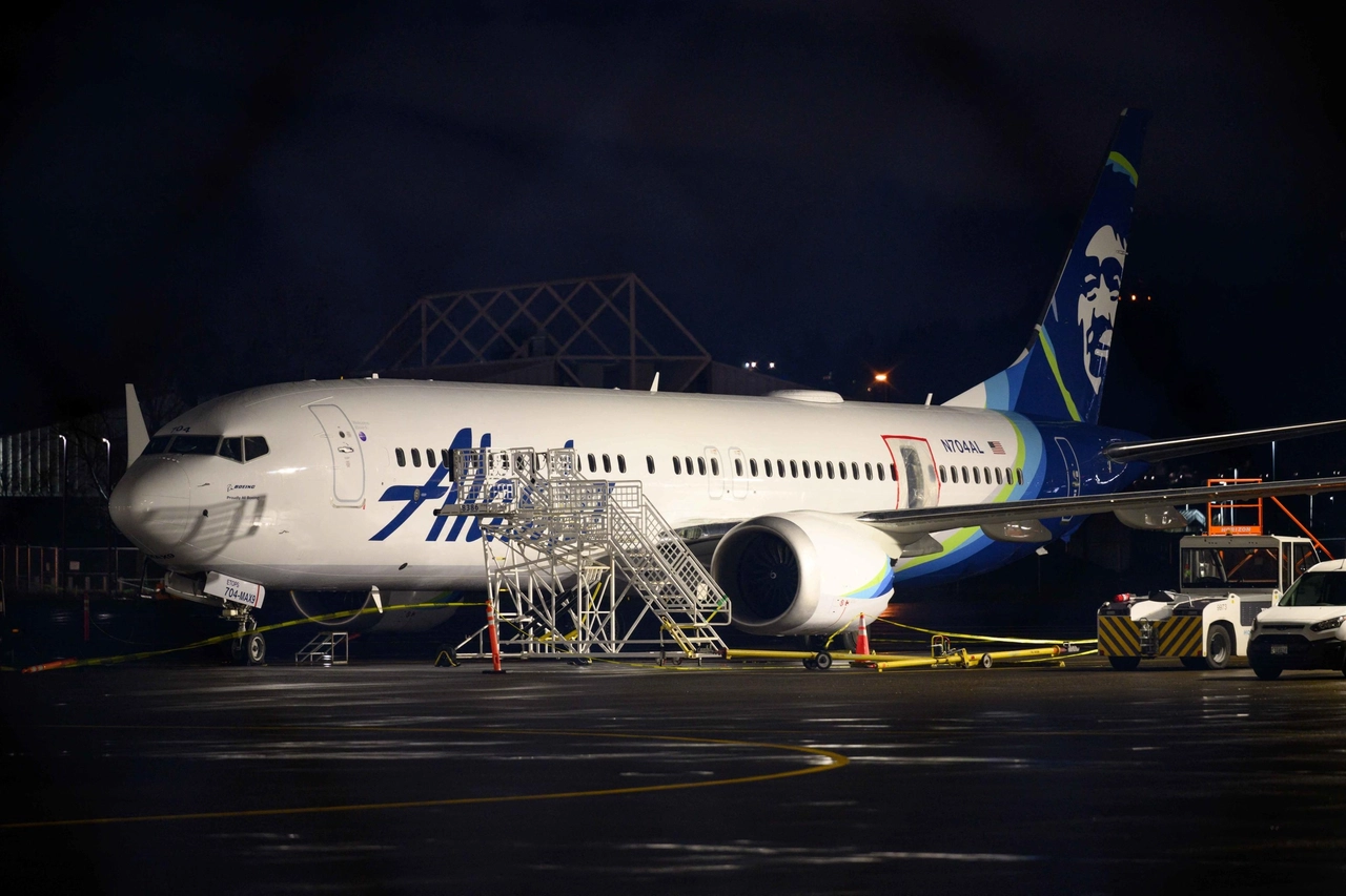 L'aereo dell'Alaska Airlines dopo l'atterraggio di emergenza (Ansa)