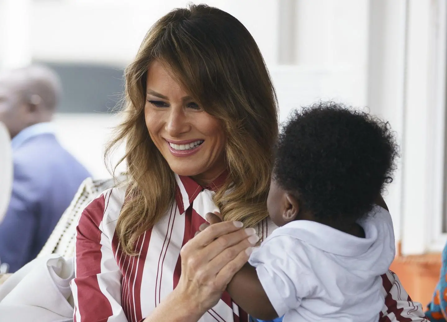 Melania Trump in missione. Abbraccia l'Africa e sfida Donald