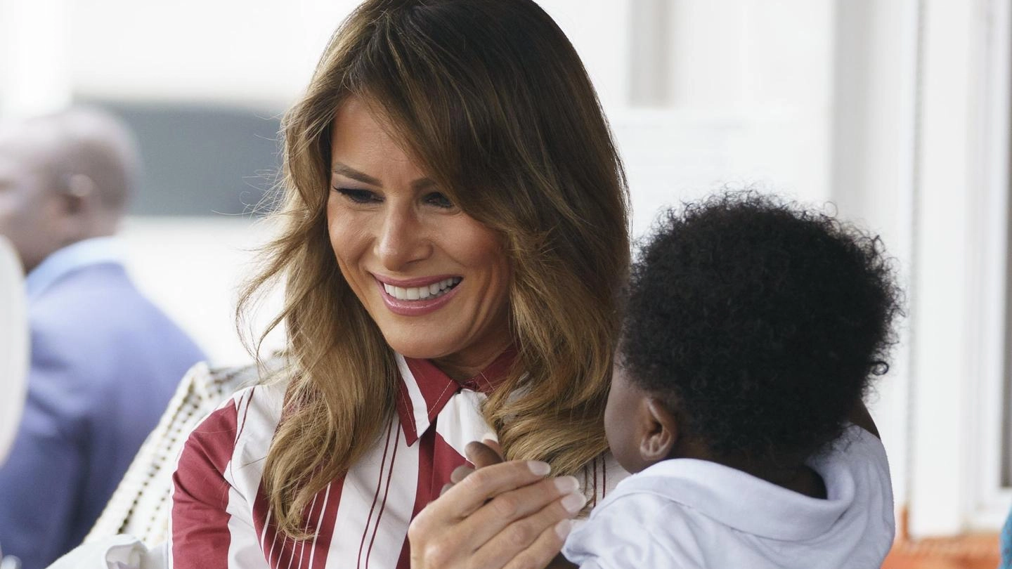 Melania Trump visita l'ospedale di Accra, in Ghana (Ansa)