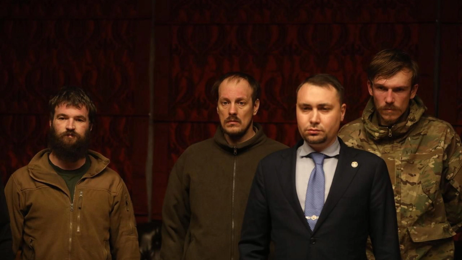 Kyrylo Budanov, in giacca e cravatta, con alcuni dei prigionieri del Battaglione Azov rilasciati dai russi