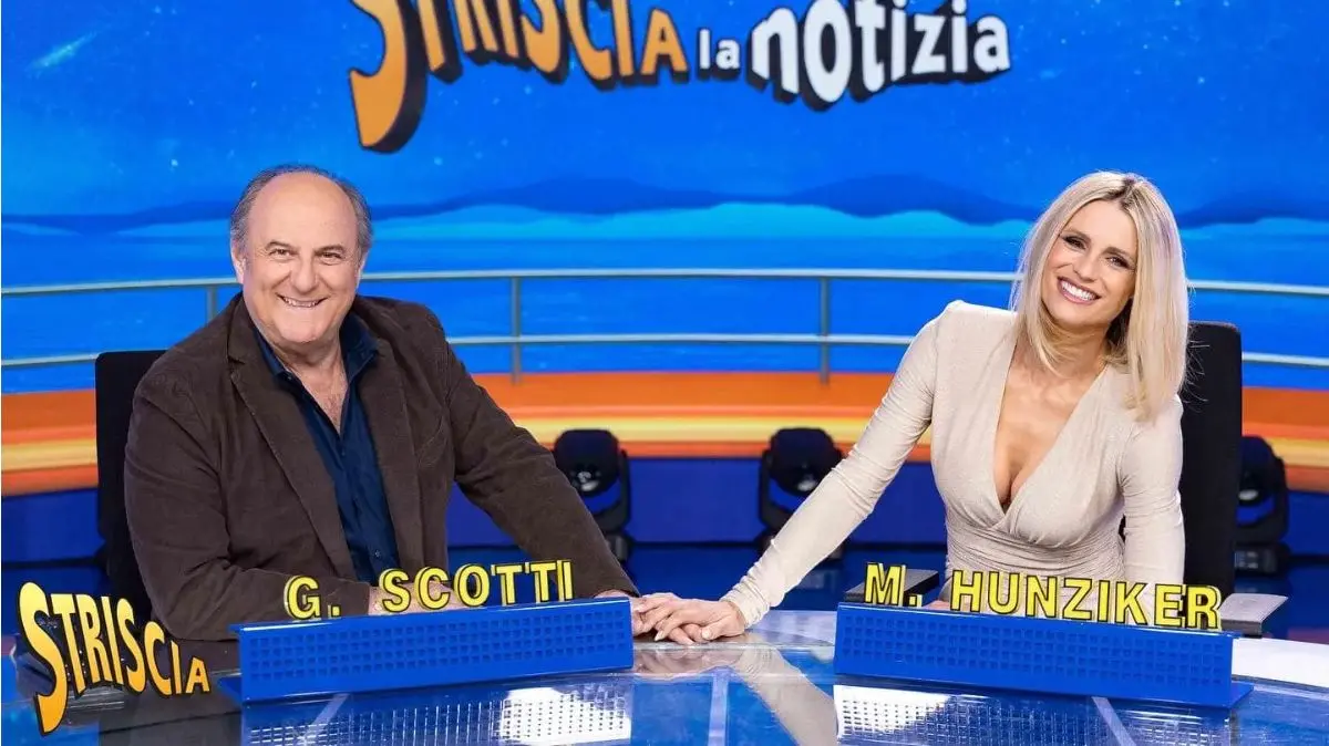 Striscia la Notizia, Michelle Hunziker e Gerry Scotti: due nonni al bancone del tg