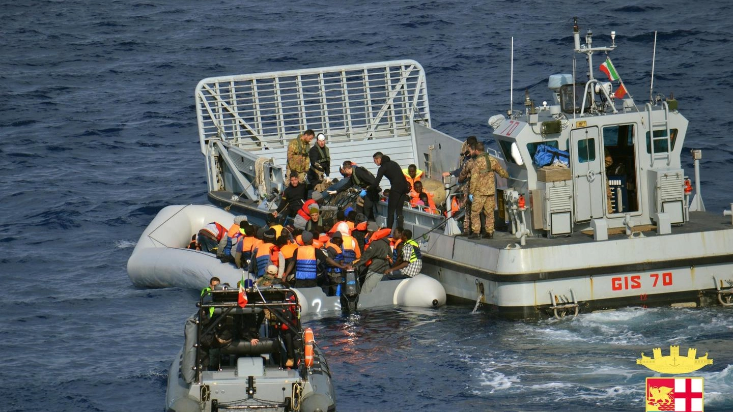 La Marina Militare Italiana ha tratto in salvo 98 migranti (Ansa)