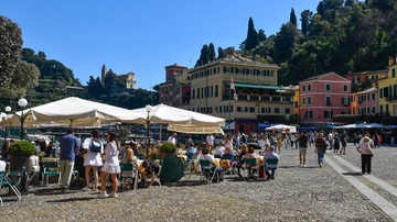 Portofino, divieto di assembramenti (e bikini): multe fino a 275 euro. “Ma selfie ok"