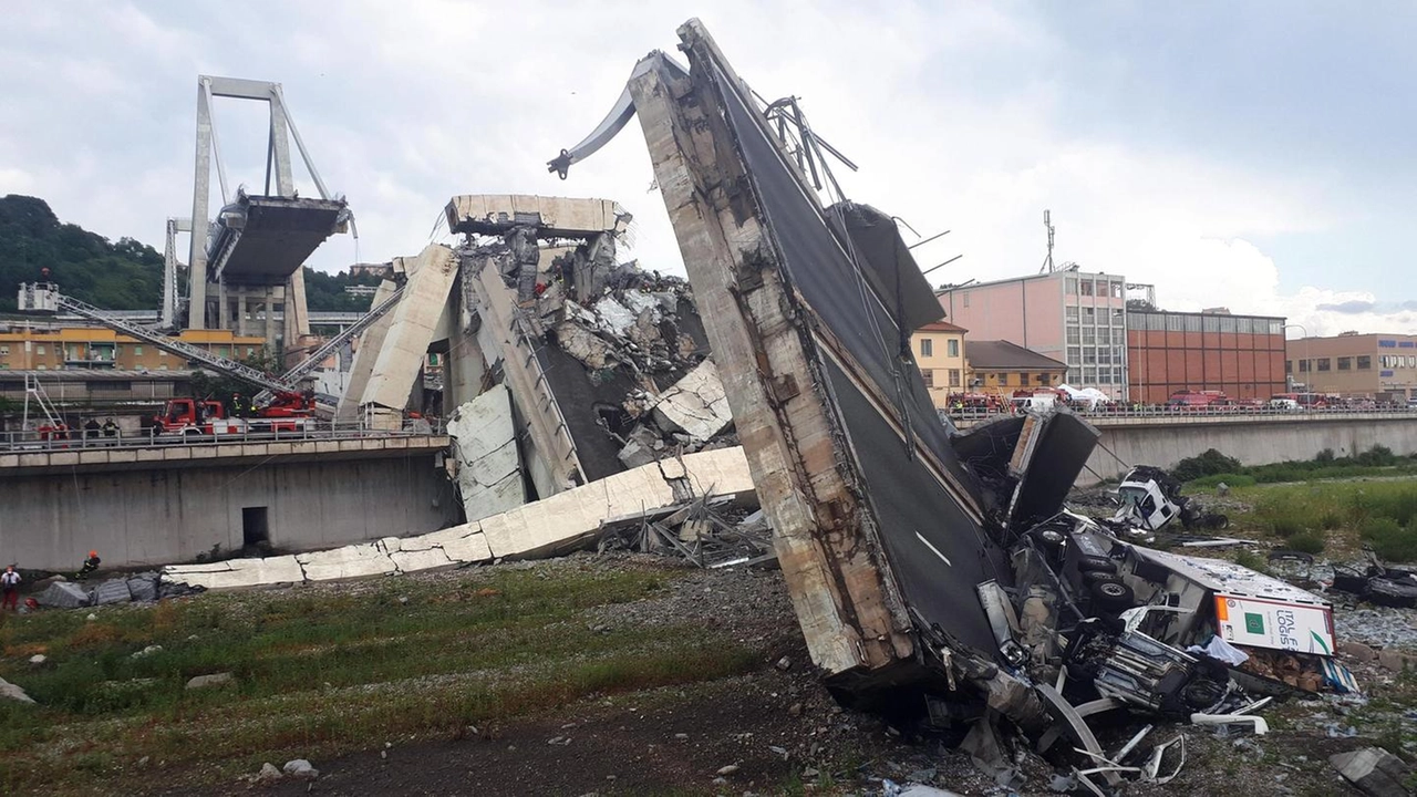 Il ponte Morandi crollato a Genova (Ansa)