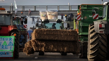 Francia, auto travolge agricoltori in protesta: una contadina resta uccisa